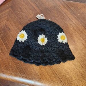 Grunge daisy bucket hat